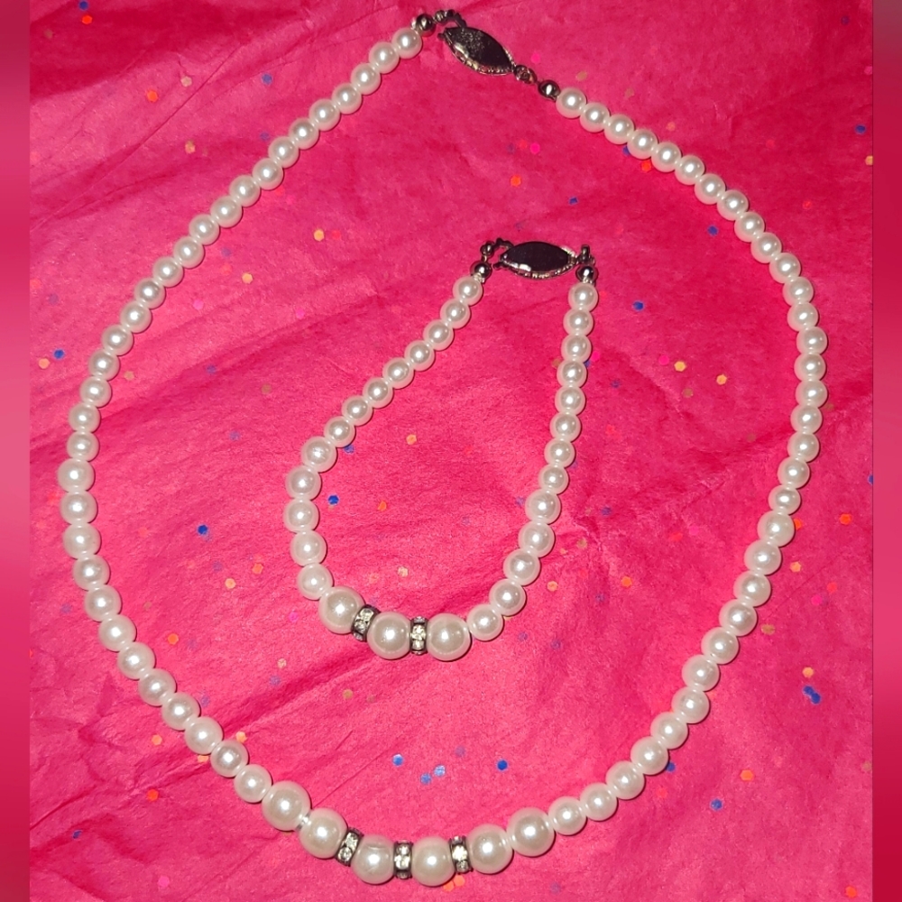 Classy Graduated Faux Vintage Pearl Necklace/Bracelet Set